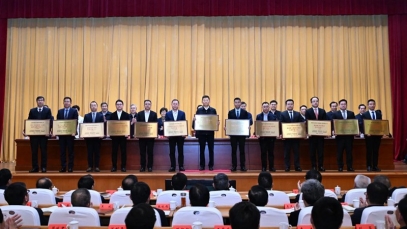 揚(yáng)子江藥業(yè)集團(tuán)獲授牌首批國家卓越級(jí)智能工廠